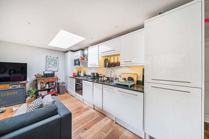2 Bedroom Flat To Rent In Bellevue Road, London, SW17