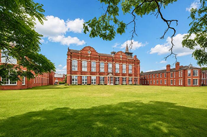 2 Bedroom Apartment For Sale In West Hall, Beningfield Drive, Napsbury Park, St. Albans, AL2