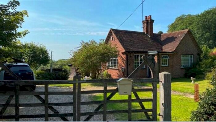 2 Bedroom Detached Bungalow To Rent In Dell Road, Finchampstead RG40