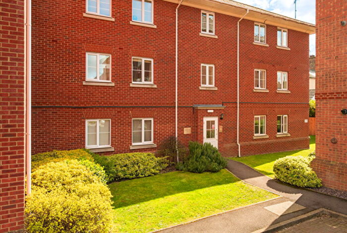 2 Bedroom Flat For Sale In Thornycroft Close, Newbury, RG14