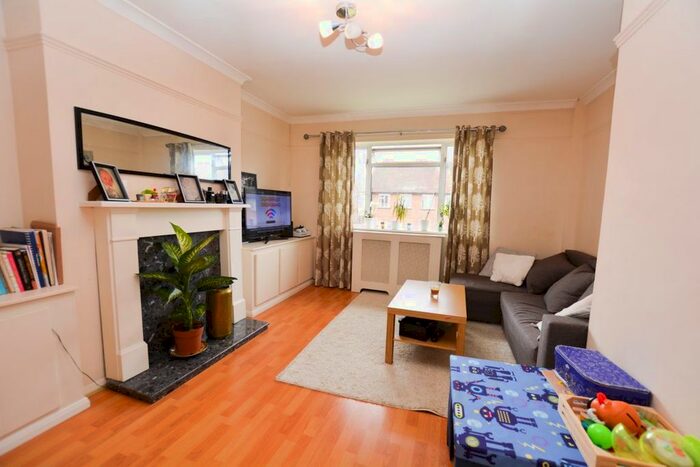 1 Bedroom Maisonette To Rent In St Pauls Close, Cowley, Middlesex UB8