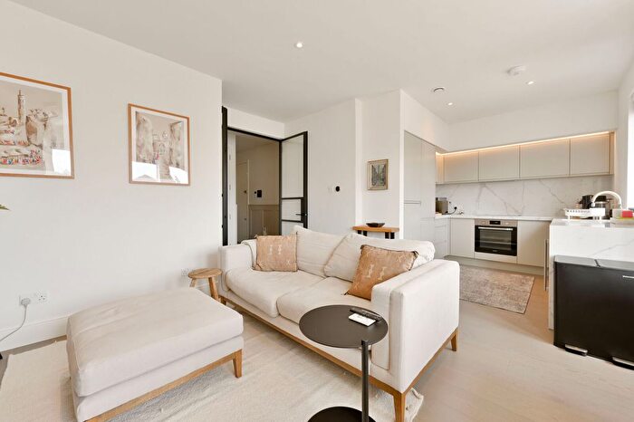2 Bedroom Flat For Sale In Gunnersbury Avenue, Ealing, London, W5