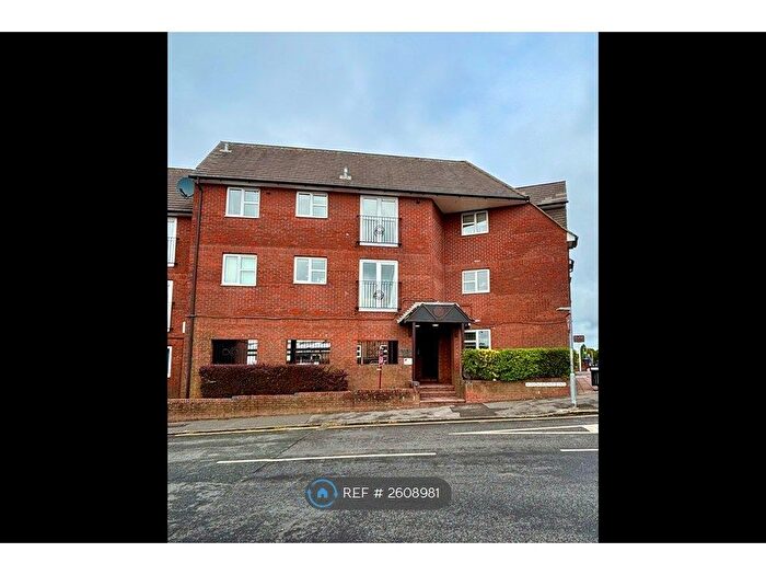 1 Bedroom Flat To Rent In Sussex Court, Hayward's Heath, RH16