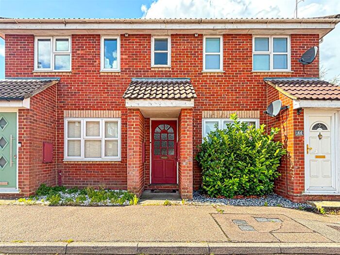 1 Bedroom Flat For Sale In Barnwell Drive, Hockley, SS5