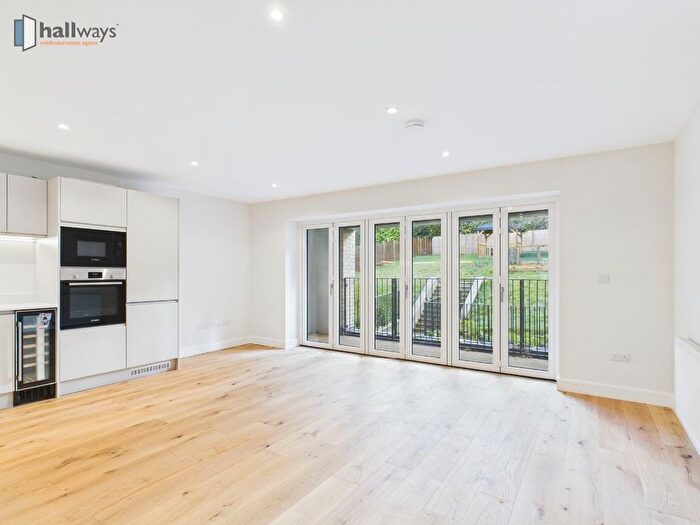 3 Bedroom Flat For Sale In Endlesham Court, Woodcote Valley Road, Purley, CR8