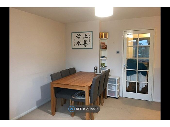 2 Bedroom Flat To Rent In Blackdown Close, London, N2