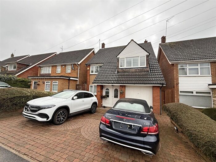 4 Bedroom Detached House For Sale In Fairford Avenue, Luton, LU2