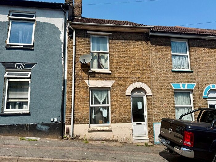 3 Bedroom Terraced House For Sale In Otway Street, Chatham, Kent, ME4