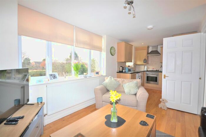 2 Bedroom Flat To Rent In Grand Drive, London, SW20
