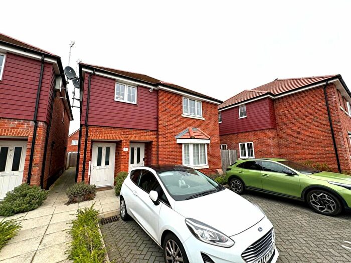 2 Bedroom Flat For Sale In Halifax Close, Guildford, GU3
