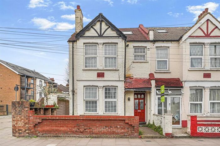 2 Bedroom Apartment For Sale In Perth Road, Wood Green, N22