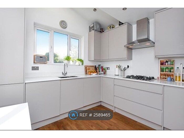 3 Bedroom Flat To Rent In Earlsfield Road, London, SW18