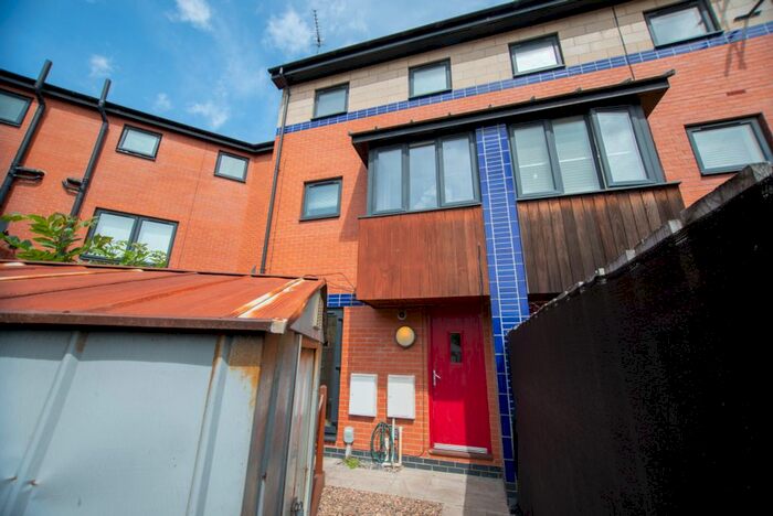 3 Bedroom Semi-Detached House To Rent In Abbey Way, Hull, HU5