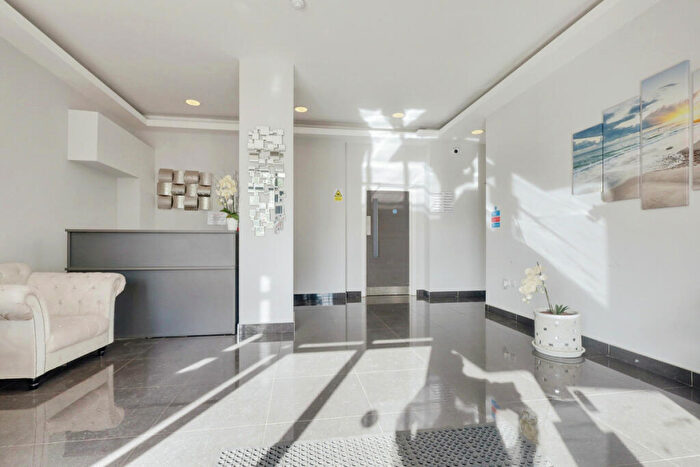 2 Bedroom Apartment For Sale In Victoria Avenue, Southend-on-Sea, SS2