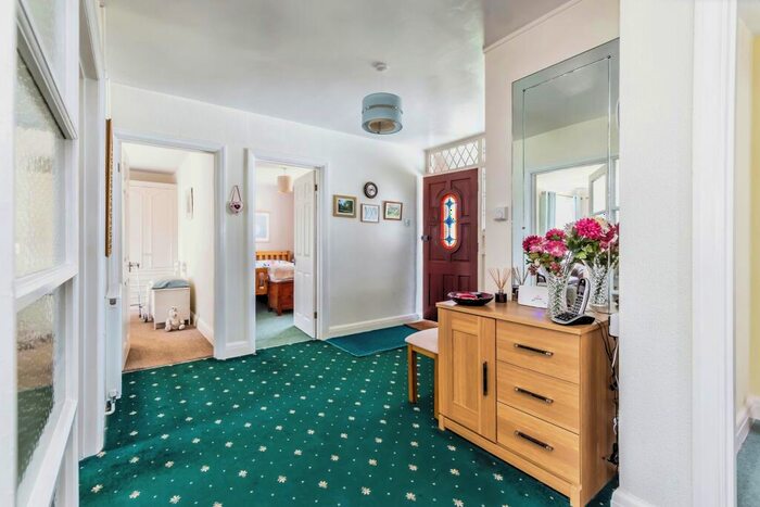 2 Bedroom Bungalow For Sale In Tower View, Croydon, CR0