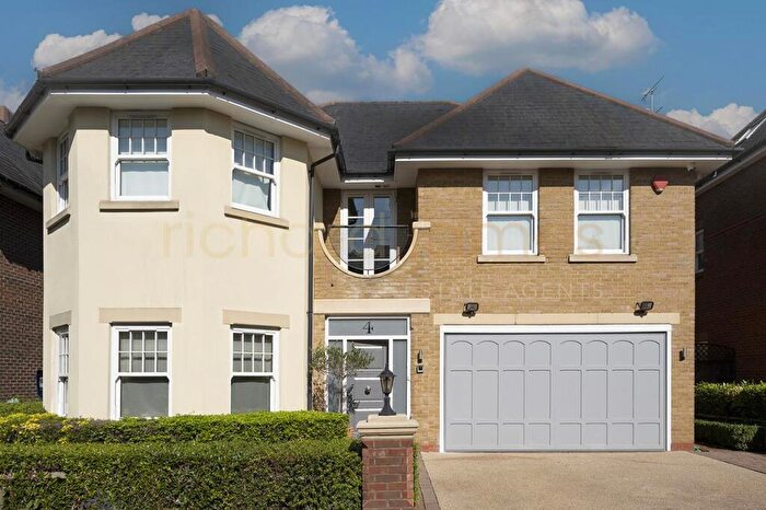 6 Bedroom Detached House For Sale In Courtgate Close, Mill Hill, NW7