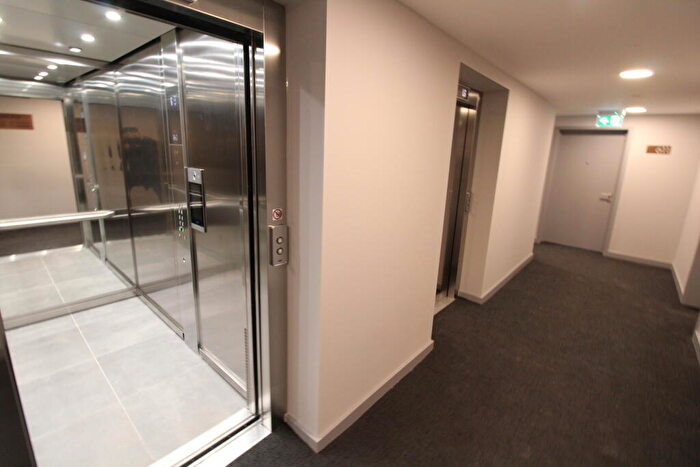 2 Bedroom Apartment To Rent In Chevette Court - Bedroom - Furnished - - Modern Apartment Next To Saxon Square, LU2