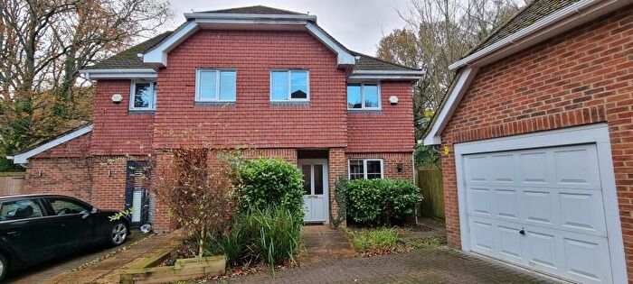 3 Bedroom House To Rent In Hook, RG27