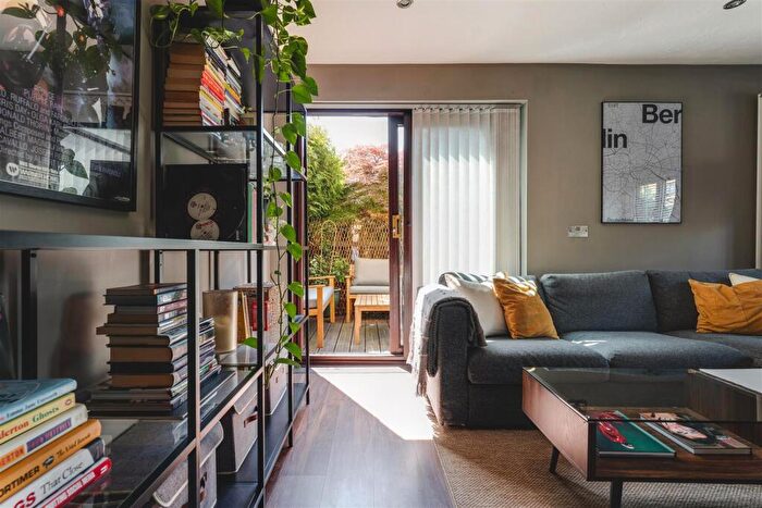 1 Bedroom Apartment For Sale In Riverside Close, London, E5