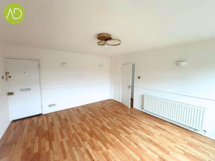 2 Bedroom Flat To Rent In Hadleigh Court, Broxbourne, EN10