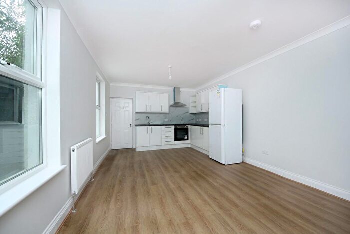 2 Bedroom Flat To Rent In Birkbeck Avenue, W3