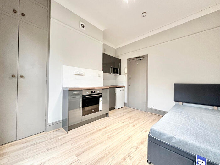 Flat To Rent In Lyncroft Gardens, NW6