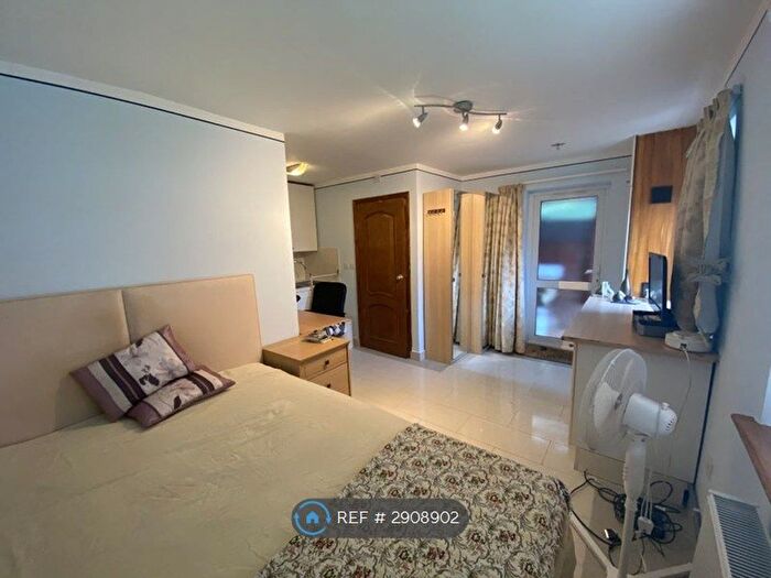 Studio To Rent In Studio, Perivale, London, UB6