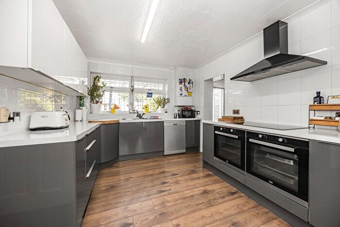 4 Bedroom Detached House For Sale In Mawney Road, Romford, RM7
