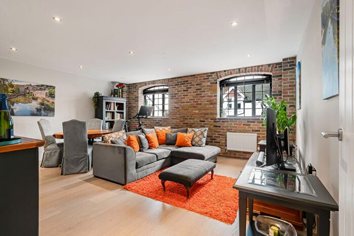 2 Bedroom Flat For Sale In Woodcote Side, Epsom, KT18