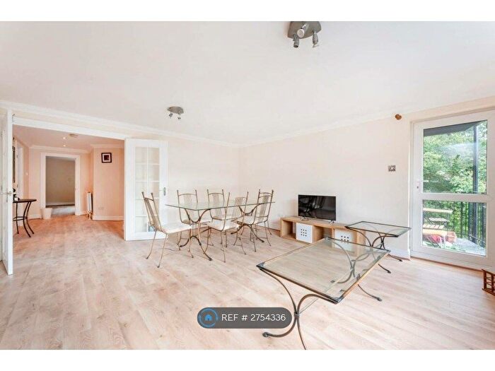 2 Bedroom Flat To Rent In Greenview Close, London, W3