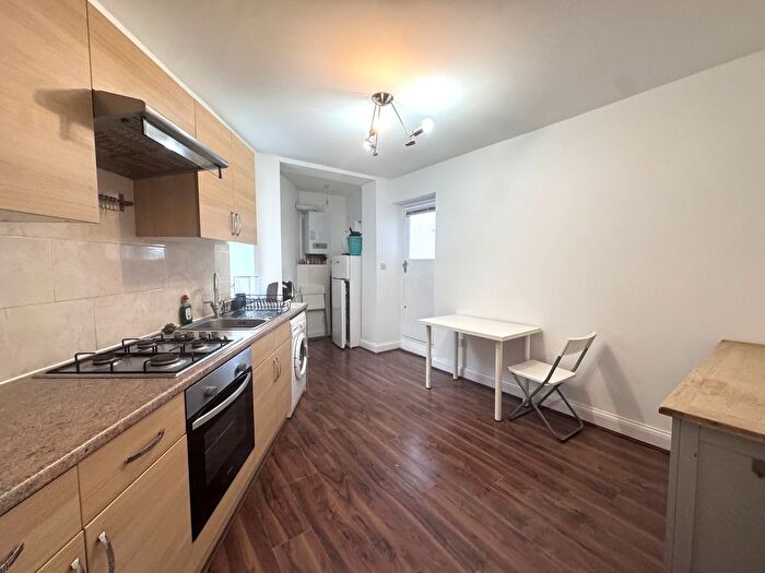 Studio To Rent In Golders Green Road, London, NW11