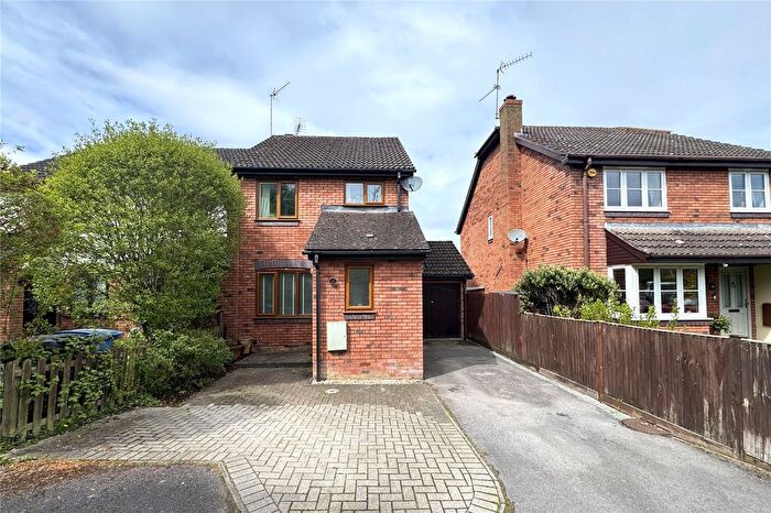 3 Bedroom End Of Terrace House For Sale In Driftway Road, Hook, Hampshire, RG27