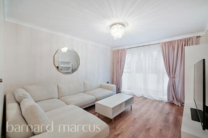 2 Bedroom Apartment To Rent In Denham Road, London, N20