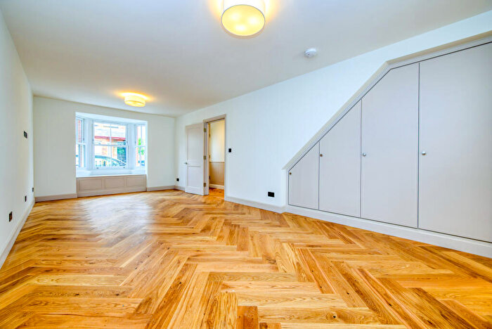 4 Bedroom Detached House For Sale In Northfield Road, Windsor, SL4