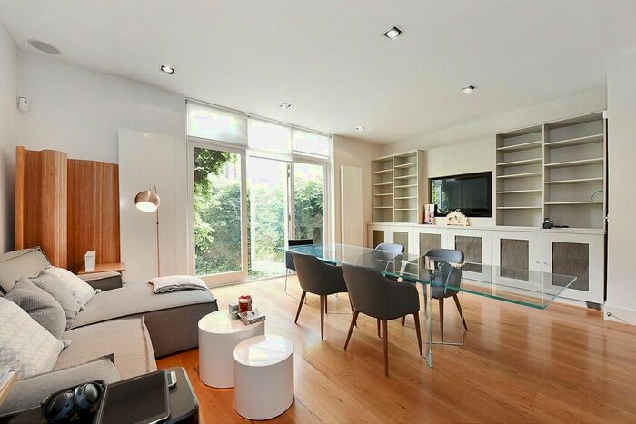 2 Bedroom Property To Rent In Rockley Road, Shepherds Bush, W14