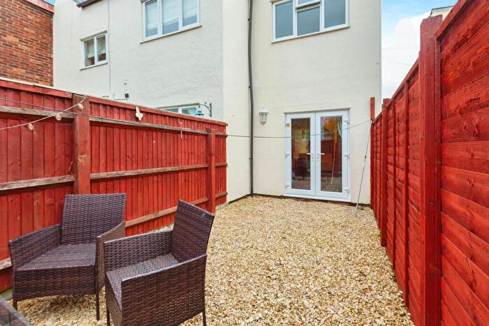 2 Bedroom End Of Terrace House For Sale In Northern Road, Aylesbury, HP19