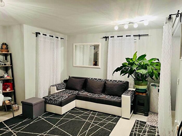 2 Bedroom Flat For Sale In Page Road, Bedfont, Feltham, TW14