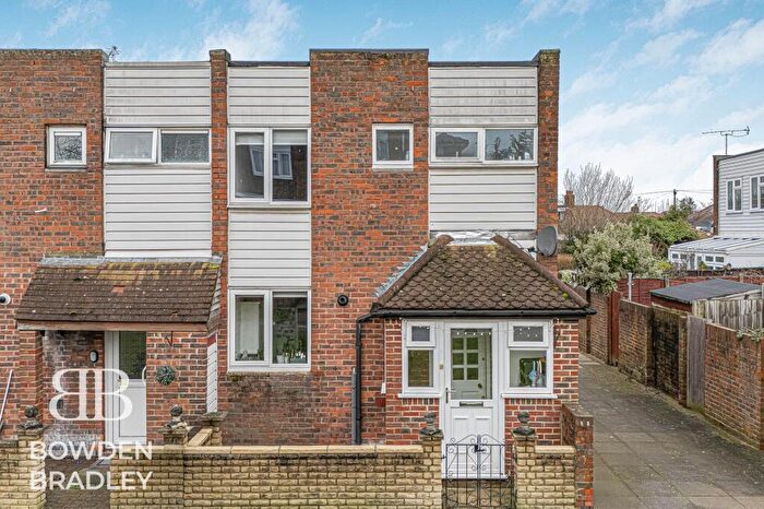 3 Bedroom End Of Terrace House For Sale In Covert Road, Ilford, IG6