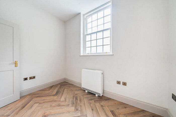 2 Bedroom Apartment To Rent In South Street, Farnham, GU9