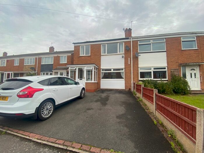 3 Bedroom Semi-Detached House To Rent In Defford Avenue, Shelfield, Walsall, WS4