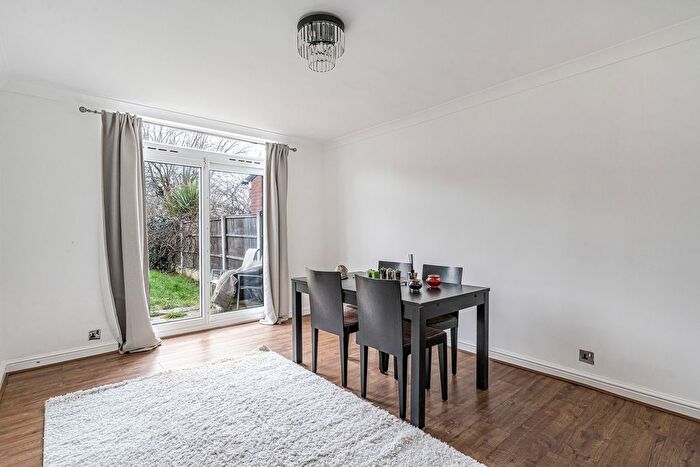 4 Bedroom Semi-Detached House For Sale In Greenford Avenue, Hanwell, W7 - Photo 5