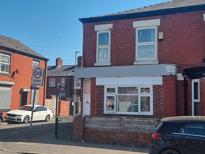 4 Bedroom Town House To Rent In Lightbowne Road, Manchester, M40