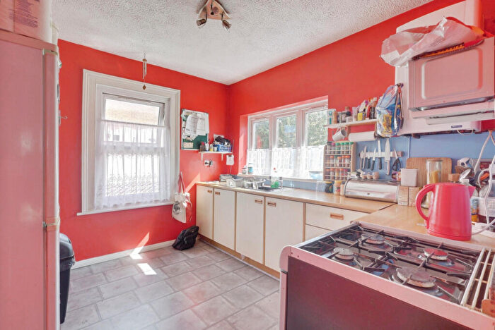 1 Bedroom Apartment For Sale In North Road, Westcliff-on-Sea, SS0