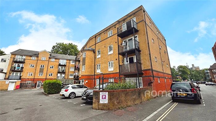 1 Bedroom Flat For Sale In High Street, Aldershot, Hampshire, GU11