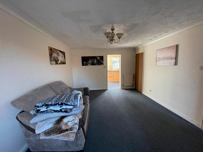 3 Bedroom Semi-Detached House To Rent In Argent Atreet, Grays, RM17