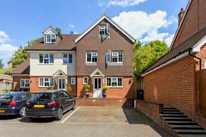 3 Bedroom Semi-Detached House To Rent In Windrushes, Caterham, CR3