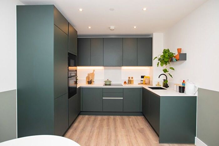 2 Bedroom Flat For Sale In Hawks Road, Kingston Upon Thames, KT1