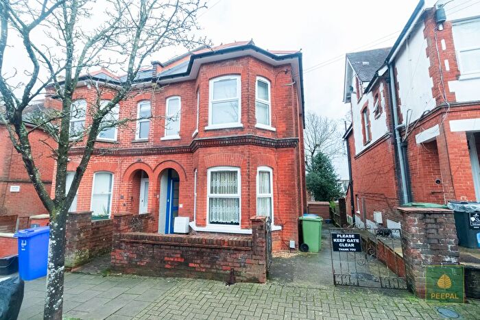 5 Bedroom Semi-Detached House For Sale In Cargate Avenue, Aldershot, GU11