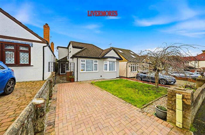 4 Bedroom Detached Bungalow For Sale In Heathview Avenue, Crayford, Dartford, DA1