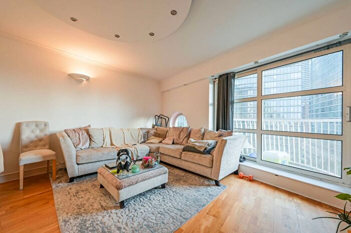 2 Bedroom Flat For Sale In Cascades Tower, Canary Wharf, London, E14